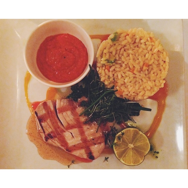 House of Souls, you've outdone yourself once again. Who knew that tuna, avocado and vanilla could harmonize so perfectly? #houseofsouls #soulfood #foodie #copenhagen #tunasteak #vanilla #avocado #chimichurri #delicious